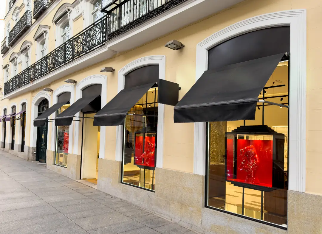 Façade vitrine de magasin en aluminium sur mesure à Peille